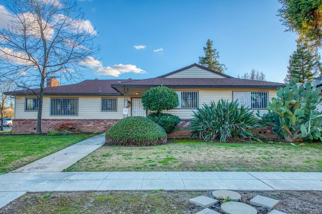 Image 2 of property listing at 1567 E Mesa Avenue, Fresno, CA 93710