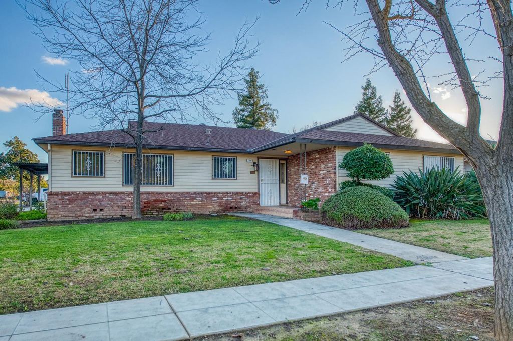 Image 3 of property listing at 1567 E Mesa Avenue, Fresno, CA 93710