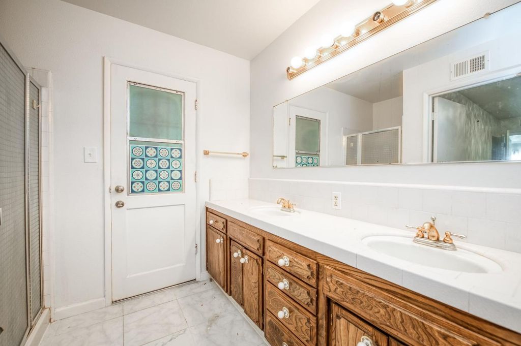 Image 40 of property listing at 1567 E Mesa Avenue, Fresno, CA 93710