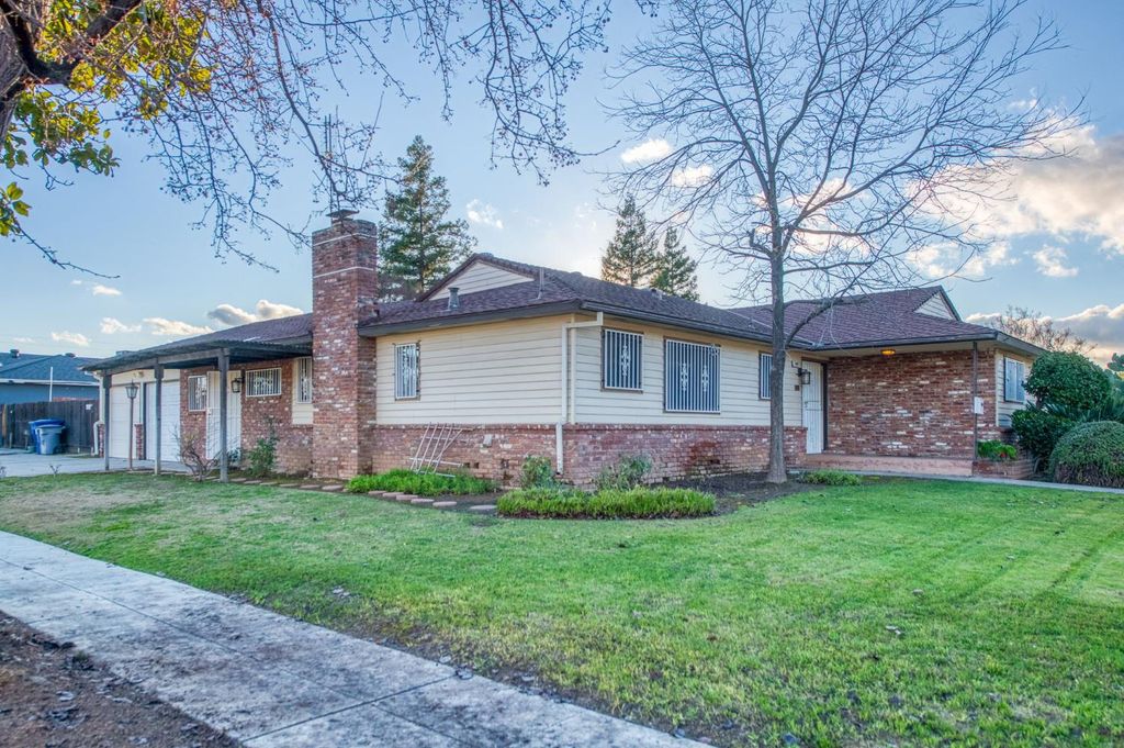 Image 7 of property listing at 1567 E Mesa Avenue, Fresno, CA 93710