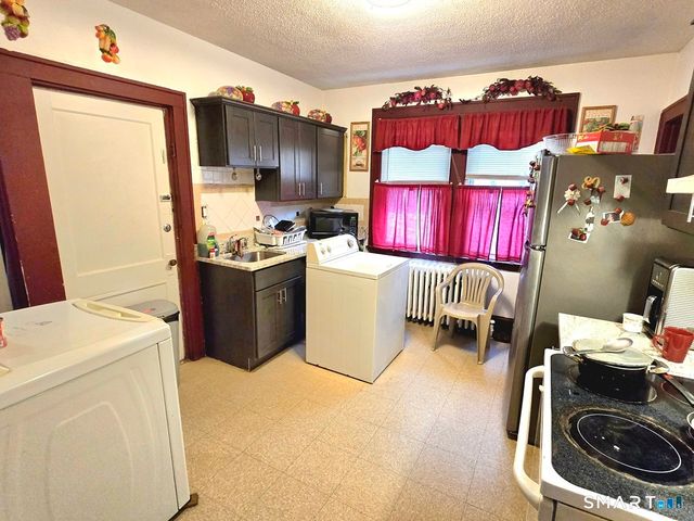 210 Hillside Avenue, Hartford, CT 06106
