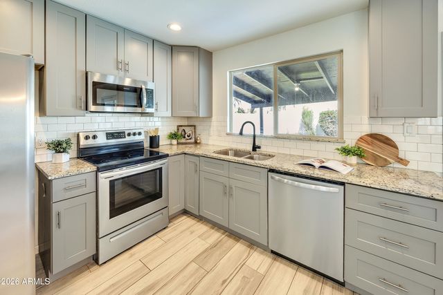 2064 W OBISPO Avenue, Mesa, AZ 85202