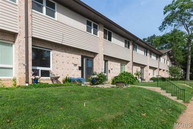 10158 Sakura Drive, St Louis, MO 63128