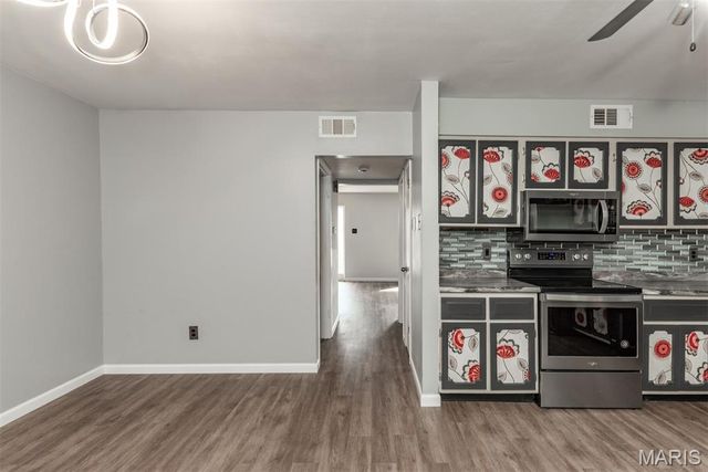 10158 Sakura Drive, St Louis, MO 63128