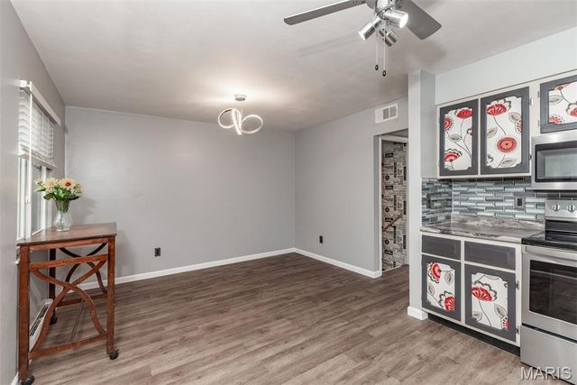 10158 Sakura Drive, St Louis, MO 63128