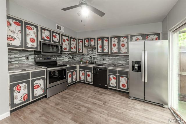 10158 Sakura Drive, St Louis, MO 63128