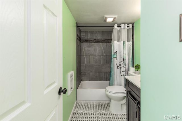 10158 Sakura Drive, St Louis, MO 63128