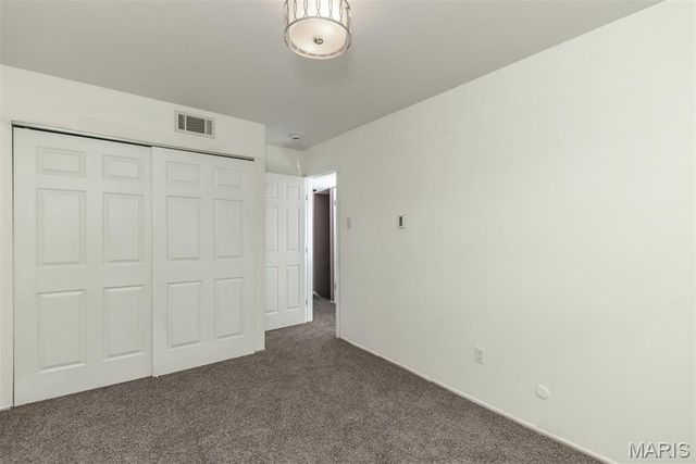 10158 Sakura Drive, St Louis, MO 63128
