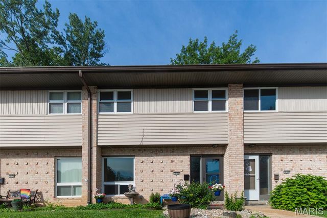 10158 Sakura Drive, St Louis, MO 63128