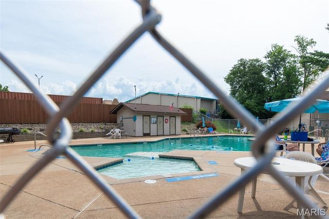 10158 Sakura Drive, St Louis, MO 63128