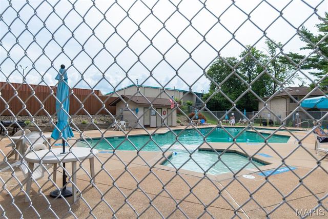10158 Sakura Drive, St Louis, MO 63128