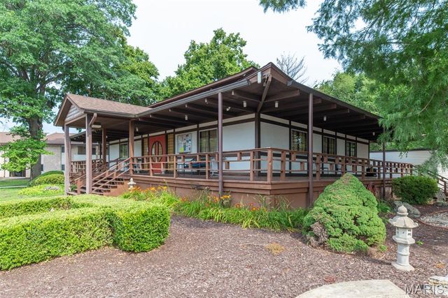 10158 Sakura Drive, St Louis, MO 63128