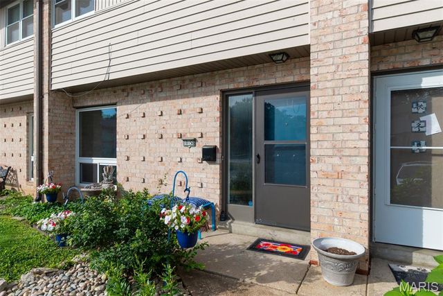 10158 Sakura Drive, St Louis, MO 63128