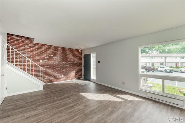 10158 Sakura Drive, St Louis, MO 63128