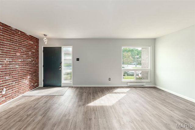 10158 Sakura Drive, St Louis, MO 63128