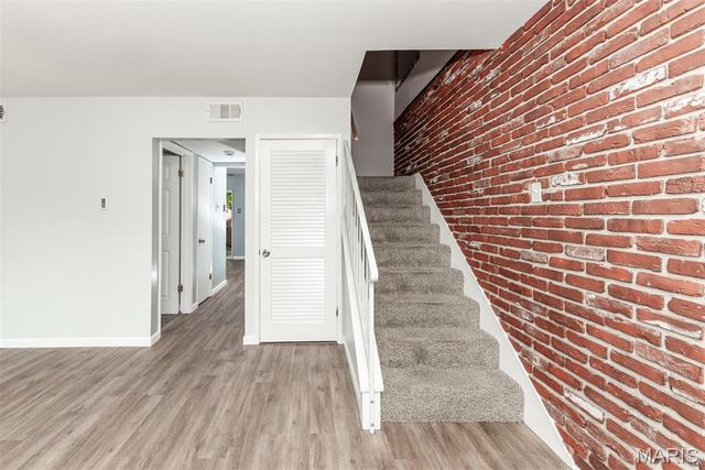 10158 Sakura Drive, St Louis, MO 63128