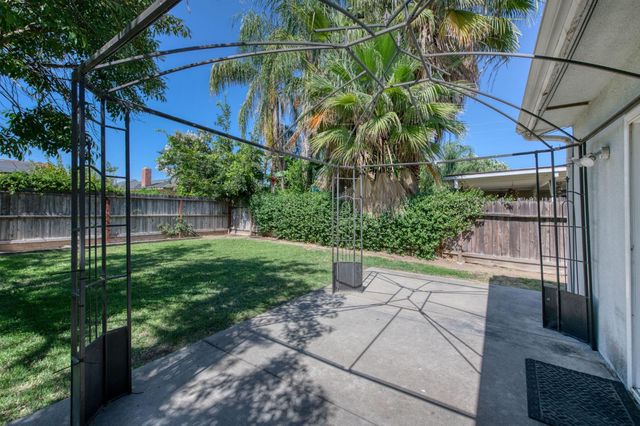 619 W Indianapolis Avenue, Clovis, CA 93612