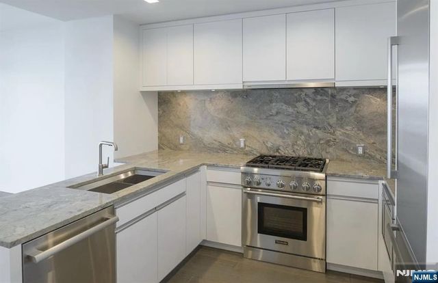 320 Adolphus Avenue 117, Cliffside Park, NJ 07010