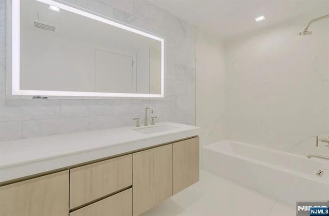 320 Adolphus Avenue 117, Cliffside Park, NJ 07010