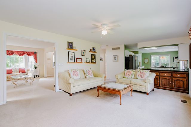 1438 Della Drive, Hoffman Estates, IL 60169