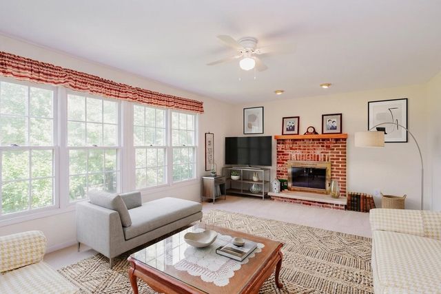 1438 Della Drive, Hoffman Estates, IL 60169