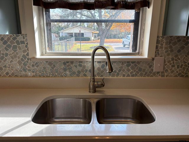 169 Brierwood Drive, Palestine, TX 75801