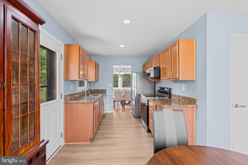 Image 6 of property listing at 9004 MILL CT, Fort Washington, MD 20744