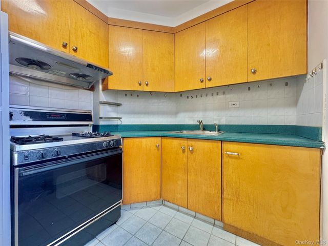 26-25 141st St 3E, Flushing, NY 11354