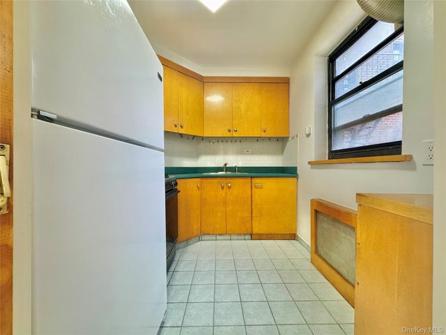 26-25 141st St 3E, Flushing, NY 11354