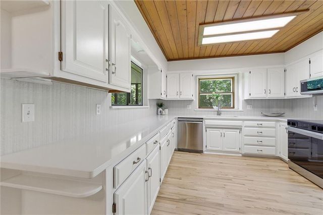 16720 Grandview Street, Overland Park, KS 66085