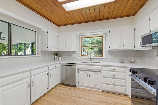 16720 Grandview Street, Overland Park, KS 66085