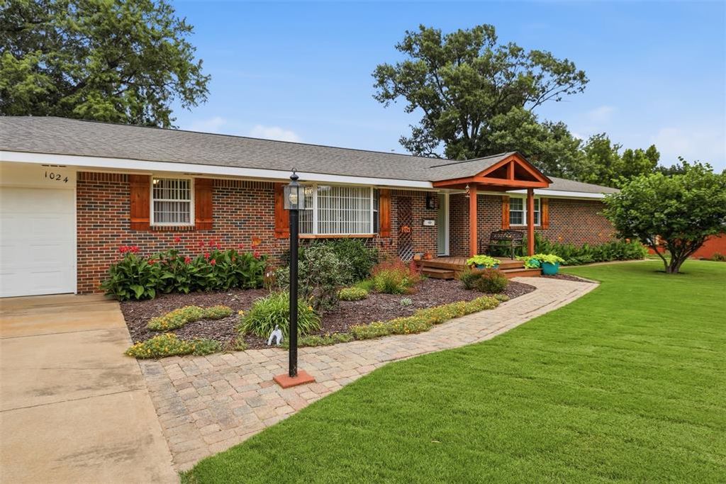 Image 4 of property listing at 1024 W Will Rogers Drive, Stillwater, OK 74075