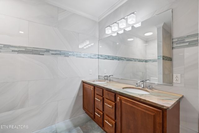 10033 Autumn Valley Lane, Knoxville, TN 37922