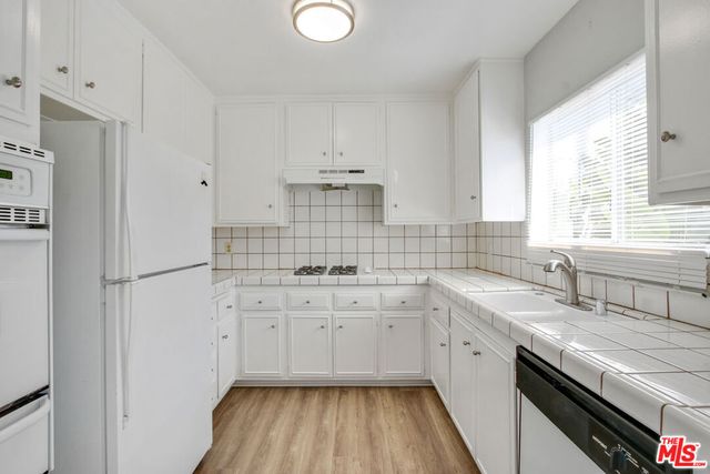 3735 Mentone Avenue, Los Angeles, CA 90034