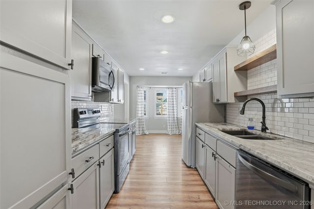 18415 S Hilltop Court, Claremore, OK 74017