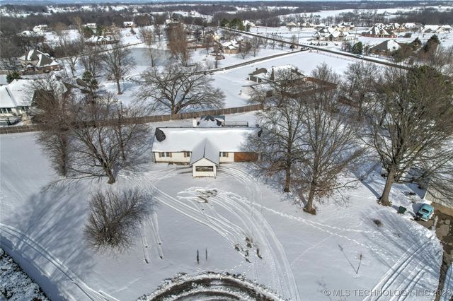 18415 S Hilltop Court, Claremore, OK 74017