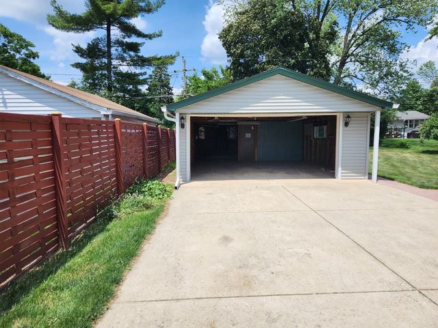 624 Maple Avenue, Lisle, IL 60532
