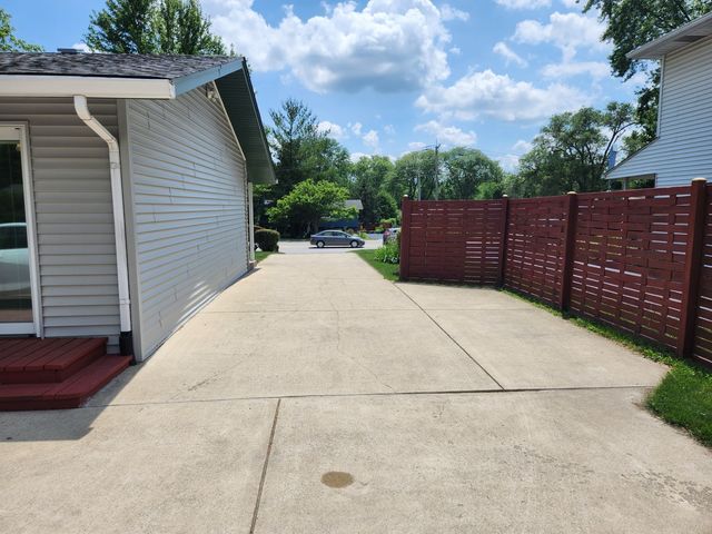 624 Maple Avenue, Lisle, IL 60532