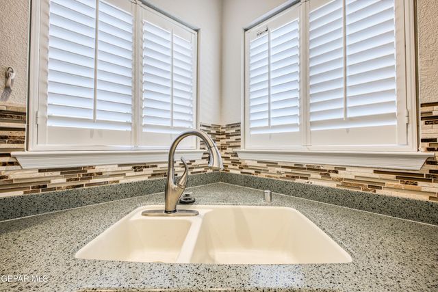 10816 LOMA DE VIDA Lane, El Paso, TX 79934