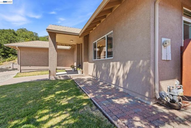 210 Amend Ct, El Sobrante, CA 94803