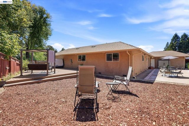 210 Amend Ct, El Sobrante, CA 94803