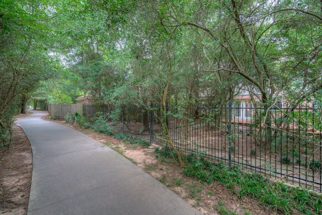 11 Robin Run Drive, The Woodlands, TX 77381