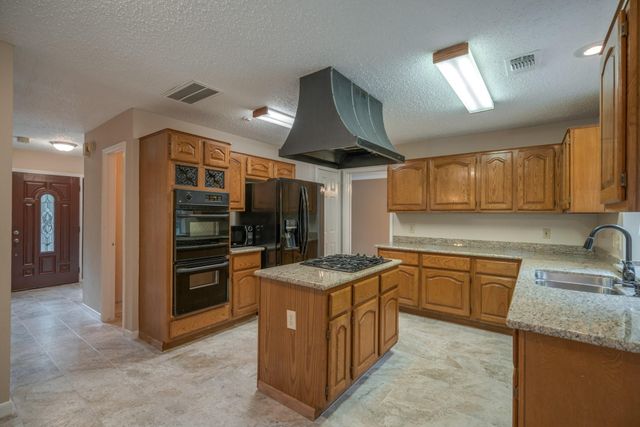 11 Robin Run Drive, The Woodlands, TX 77381