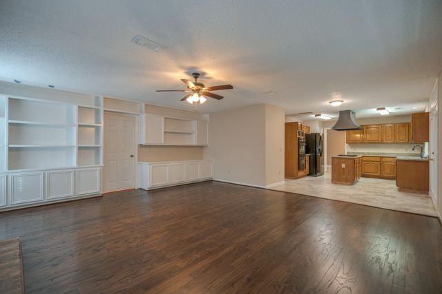 11 Robin Run Drive, The Woodlands, TX 77381