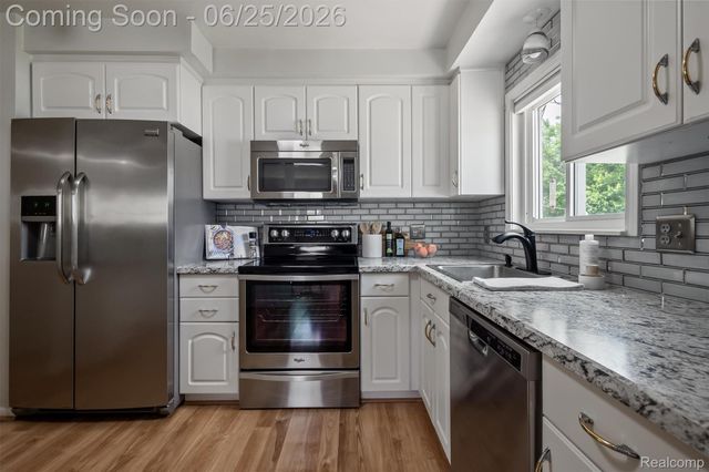 35919 Larchwood Street, Clinton Charter Township, MI 48035