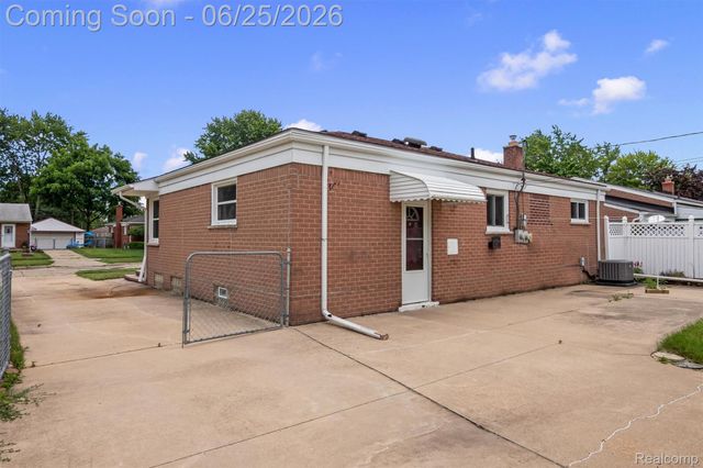 35919 Larchwood Street, Clinton Charter Township, MI 48035