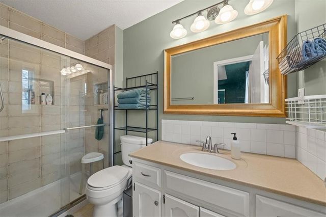 9105 England Street, Overland Park, KS 66212