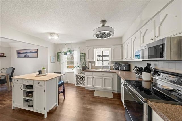 9105 England Street, Overland Park, KS 66212