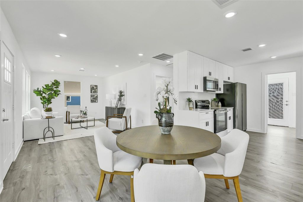 110 Harris Court, Houston, TX 77009