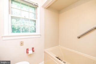 52 FAIRWAY DR, Yardley, PA 19067